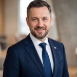 Портрет уверенного бизнесмена компании ЭнергоМех на нейтральном фоне для раздела о модернизации оборудования